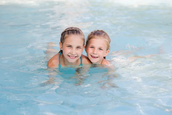 Dos niñas lindas en la piscina — Foto de Stock