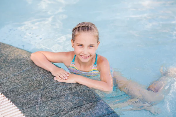 Linda niña en la piscina — Foto de Stock