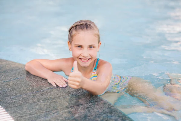 Linda niña en la piscina — Foto de Stock