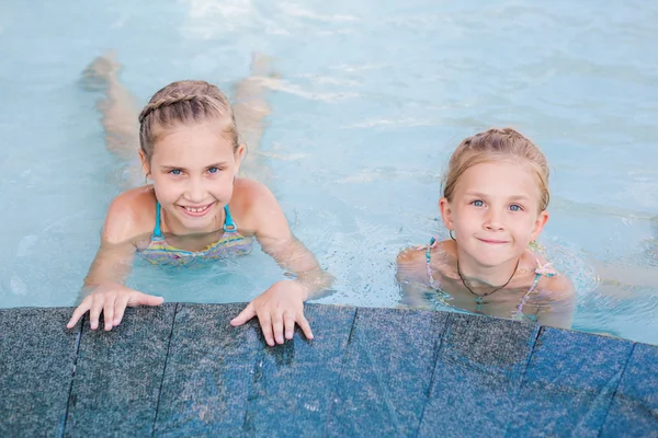 Dos niñas lindas en la piscina — Foto de Stock