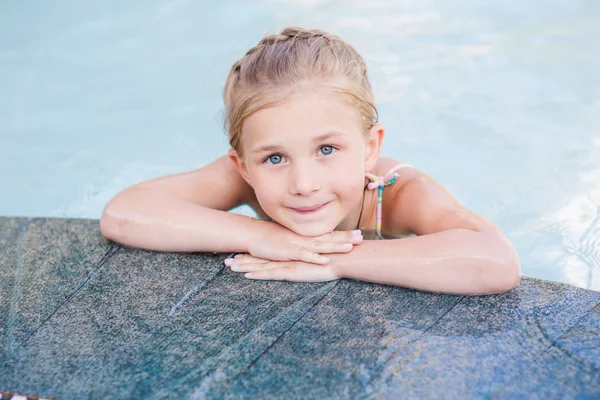 Yüzme havuzunda tatlı bir kız. — Stok fotoğraf