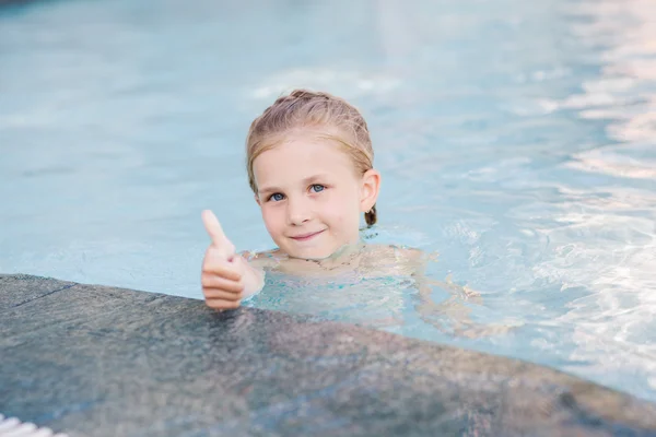 Menina bonito na piscina — Fotografia de Stock