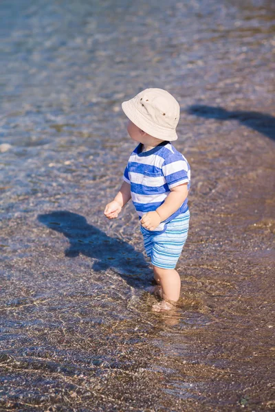 Cute little baby boy exploring the beach — ストック写真