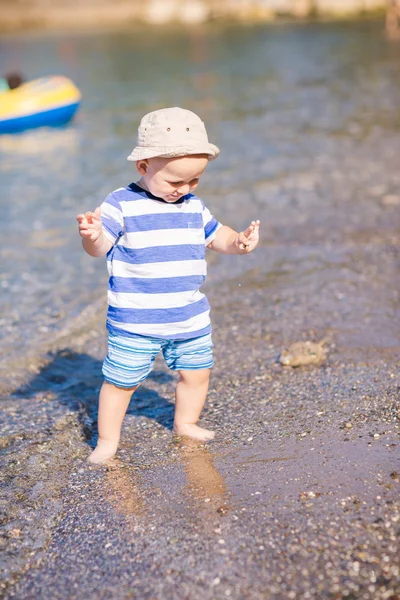 Милий маленький хлопчик досліджує пляж — стокове фото
