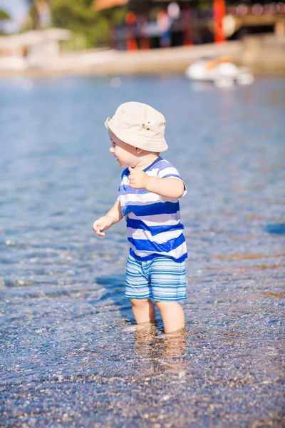 Милый маленький мальчик, исследующий пляж — стоковое фото