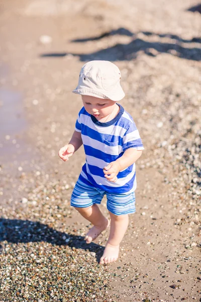 Cute little baby boy exploring the beach — 图库照片