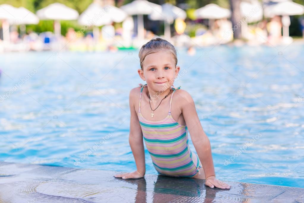 Mädchen im schwimmbad kennenlernen