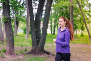 Sportif kadın parkta koşu uygun