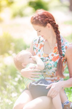 Güzel mutlu anne emzirme açık