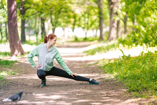 Fitte sportliche Frauen beim Stretching im Park — Stockfoto