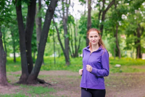 Fitte, sportliche Frauen beim Joggen im Park — Stockfoto