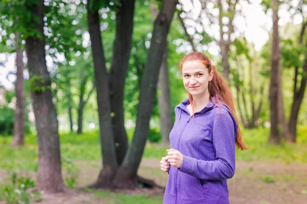 Fit sportieve vrouwen joggen in het park — Stockfoto
