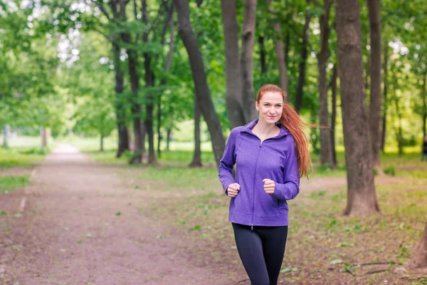 Fit sportieve vrouwen joggen in het park — Stockfoto