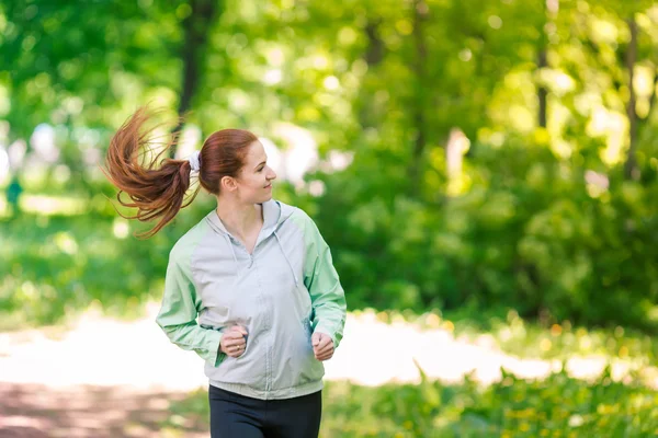 Ajuste de las mujeres deportivas corriendo en el parque —  Fotos de Stock