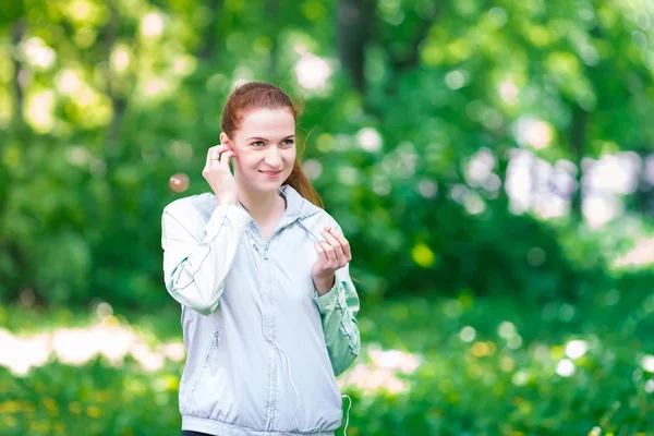 Fitte, sportliche Frauen beim Joggen im Park — Stockfoto