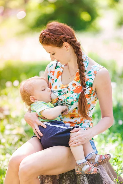 Hermosa madre feliz amamantando al aire libre —  Fotos de Stock