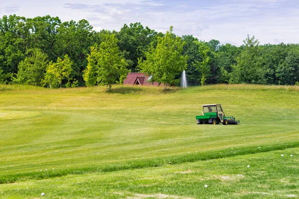 Perfetto terreno ondulato verde su un campo da golf — Foto Stock