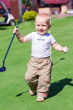 Golf bir sahada oynamak sevimli küçük oğlu