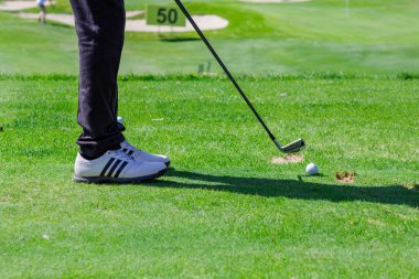 düşük bölümü golf oyuncusu topa vurmak için hazır