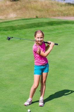 bir alan üzerinde Golf oynarken sevimli küçük kız