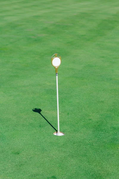 Parfait terrain vert ondulé sur le terrain de golf avec un drapeau — Photo