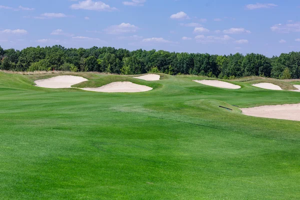 Perfetto terreno ondulato verde su un campo da golf — Foto Stock