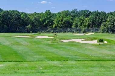 mükemmel dalgalı yeşil zemin üzerinde bir golf sahası