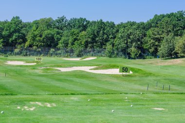 mükemmel dalgalı yeşil zemin üzerinde bir golf sahası
