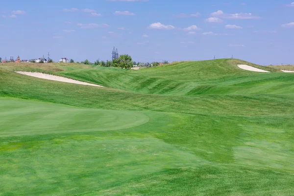 Parfait terrain vert ondulé sur un terrain de golf — Photo