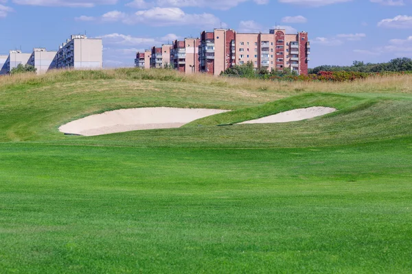 Perfetto terreno ondulato verde su un campo da golf — Foto Stock