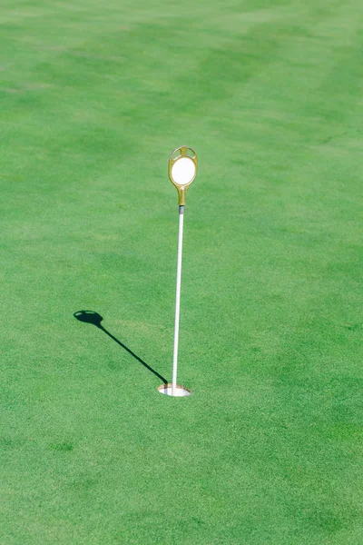 Ідеальна хвиляста зелена земля на полі для гольфу — стокове фото