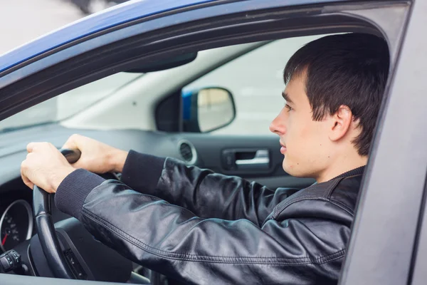 Joven guapo sentado en su coche —  Fotos de Stock