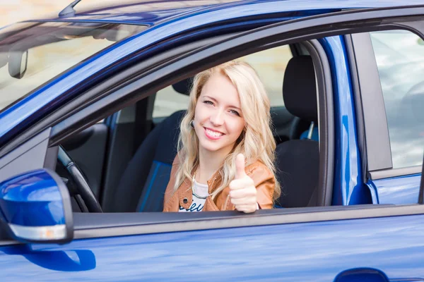 Belle jeune fille heureuse assise dans la voiture — Photo