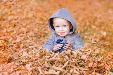 Sonbahar yaprakları şirin bebek.