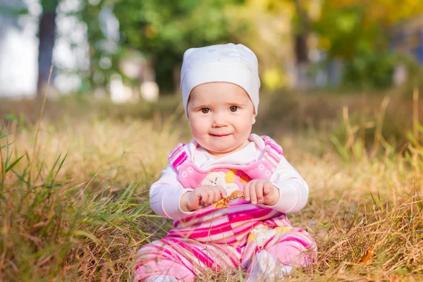 Söt baby flicka i höstlöv. — Stockfoto