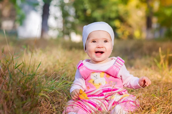 Söt baby i höstlöv. — Stockfoto