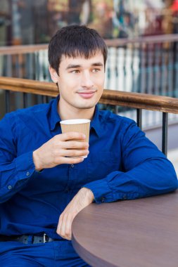 Yakışıklı genç içme kahve