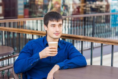 Yakışıklı genç içme kahve