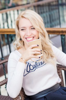 Güzel genç kız bir restoranda kahve içme.