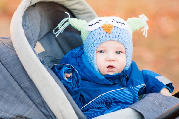 Mignon petit bébé dans une poussette — Photo