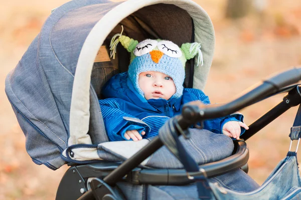 Mignon petit bébé dans une poussette — Photo