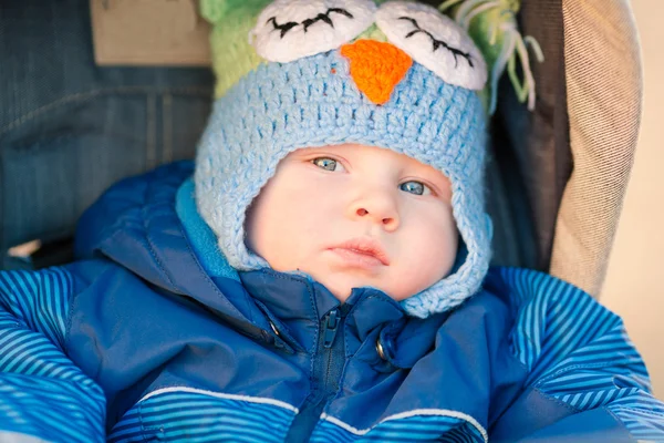 Mignon petit bébé dans une poussette — Photo