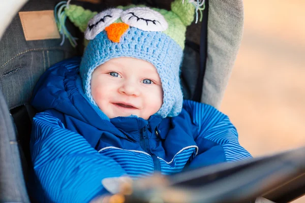 Mignon petit bébé dans une poussette — Photo