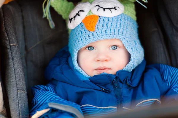 Mignon petit bébé dans une poussette — Photo