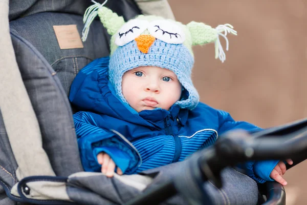 Mignon petit bébé dans une poussette — Photo