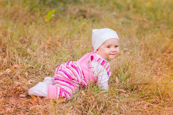 Şirin Bebek kız sonbahar yaprakları. — Stok fotoğraf