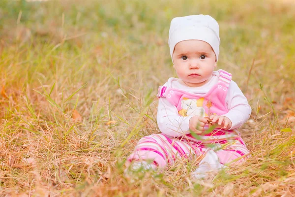 Linda niña en hojas de otoño . — Foto de Stock