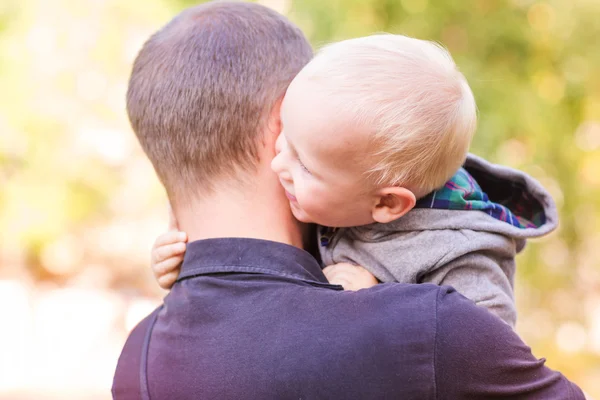 Happy father and his son outdoors. Child hugging daddy. — Stock Photo, Image