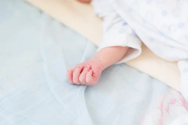 Pasgeboren baby's hand — Stockfoto