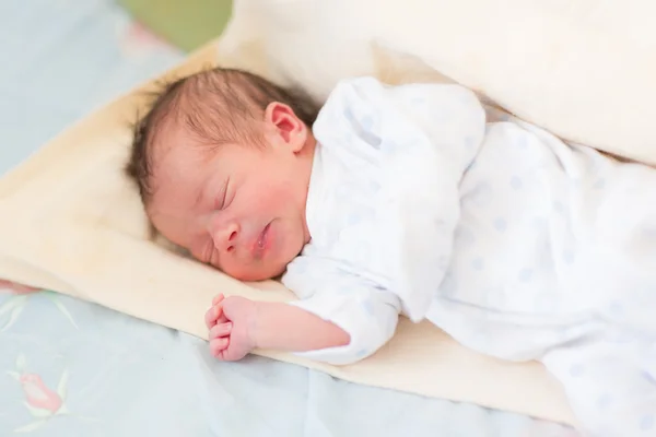 Bebé recién nacido durmiendo, 3 días de edad — Foto de Stock